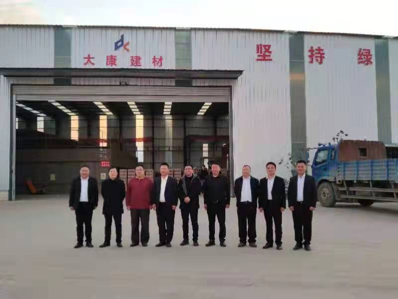 河南省磚瓦窯行業(yè)綠色發(fā)展協(xié)會、河南省生態(tài)環(huán)境廳綠色發(fā)展部攜行業(yè)**專家蒞臨河南亞新窯爐有限公司進行現場考察