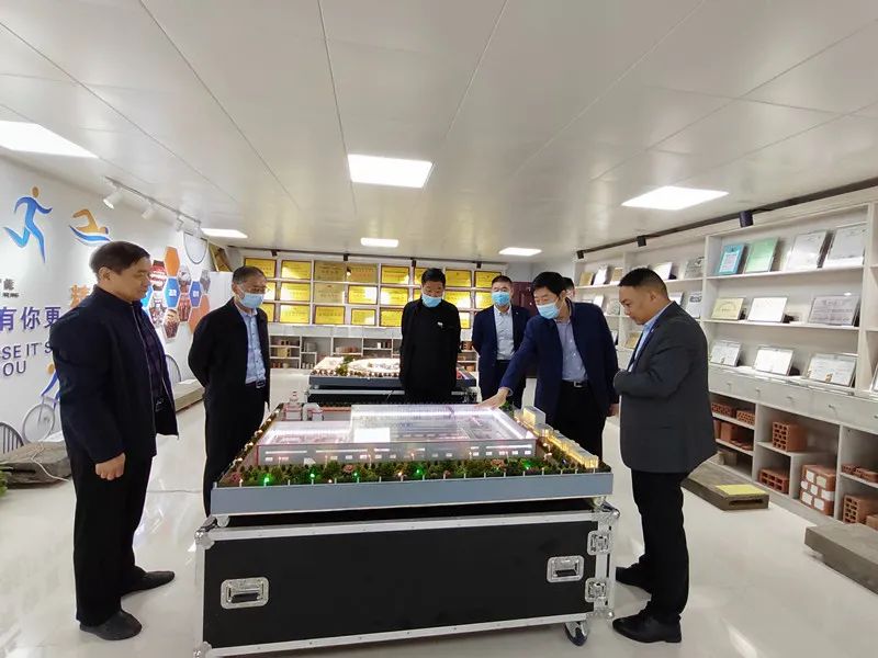 市委宣傳部副部長賈忠順一行在縣紀委書記屠志遠陪同下到亞新公司開展“萬人助萬企”企業(yè)發(fā)展調研