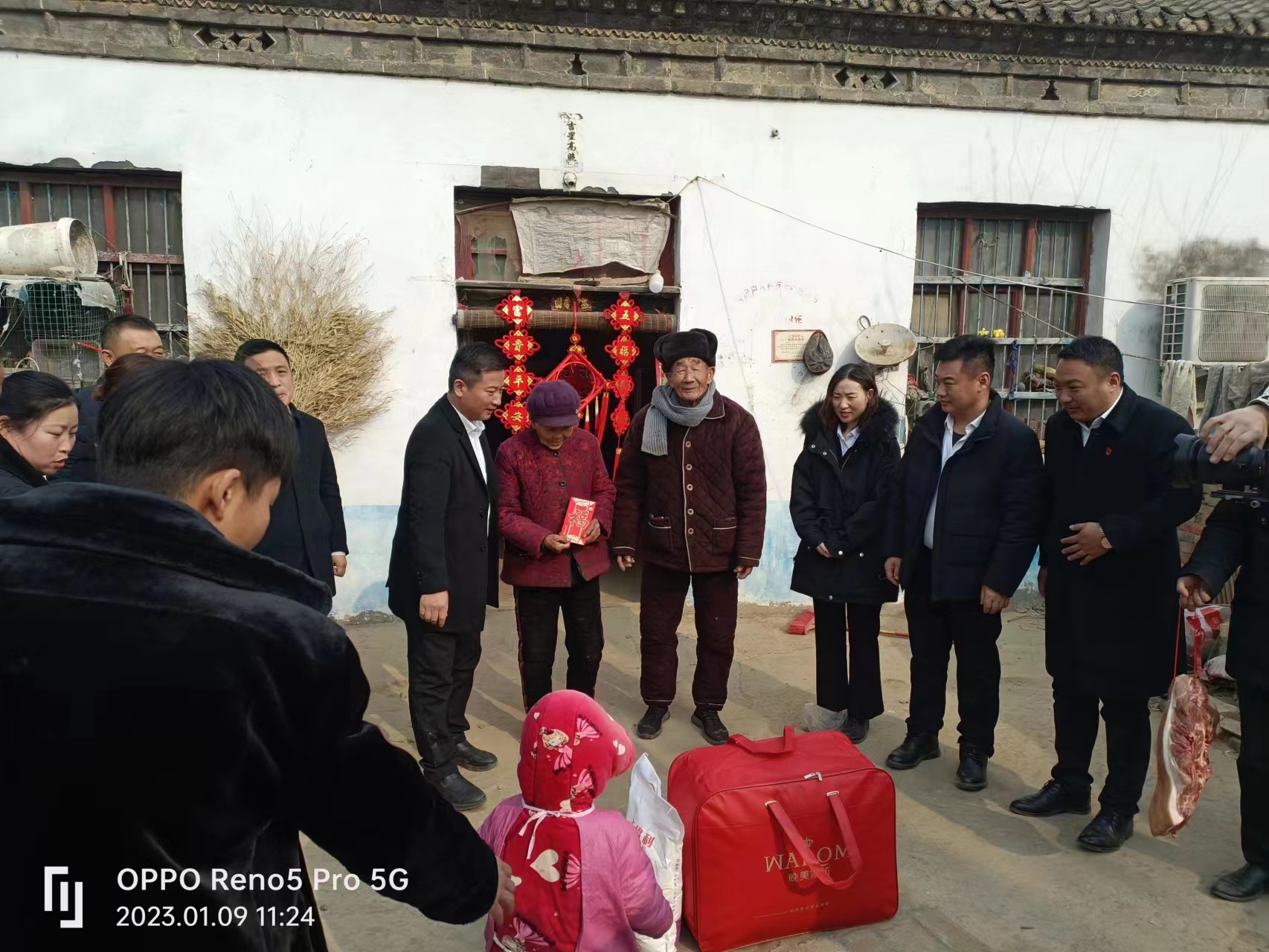 亞新慰問(wèn)暖人心，歲寒情深暖人心